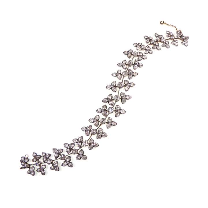 Articulated diamond trefoil stem bracelet